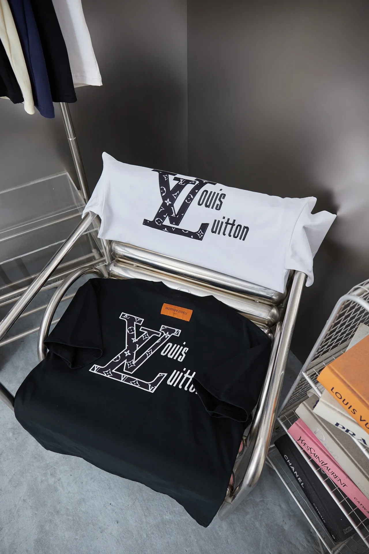 🅿️180 1V 25SS early spring new style Short sleeves with embroidered LV letters Light luxury Essential item for daily commuting for men and women Correct version Welcome to compare Detailed features · 320g 100% pure cotton double yarn jersey fabric · Custom dyed special thickening in the same vat 32 pieces double-strand 1X1 thread · Imported Tajima machine appliqué embroidery LV letter technology · Double needle stitching cross-stitch technology · Original main mark, washable tag, brand moisture-proof paper packaging Color: black/white Size: S/M/L/XL